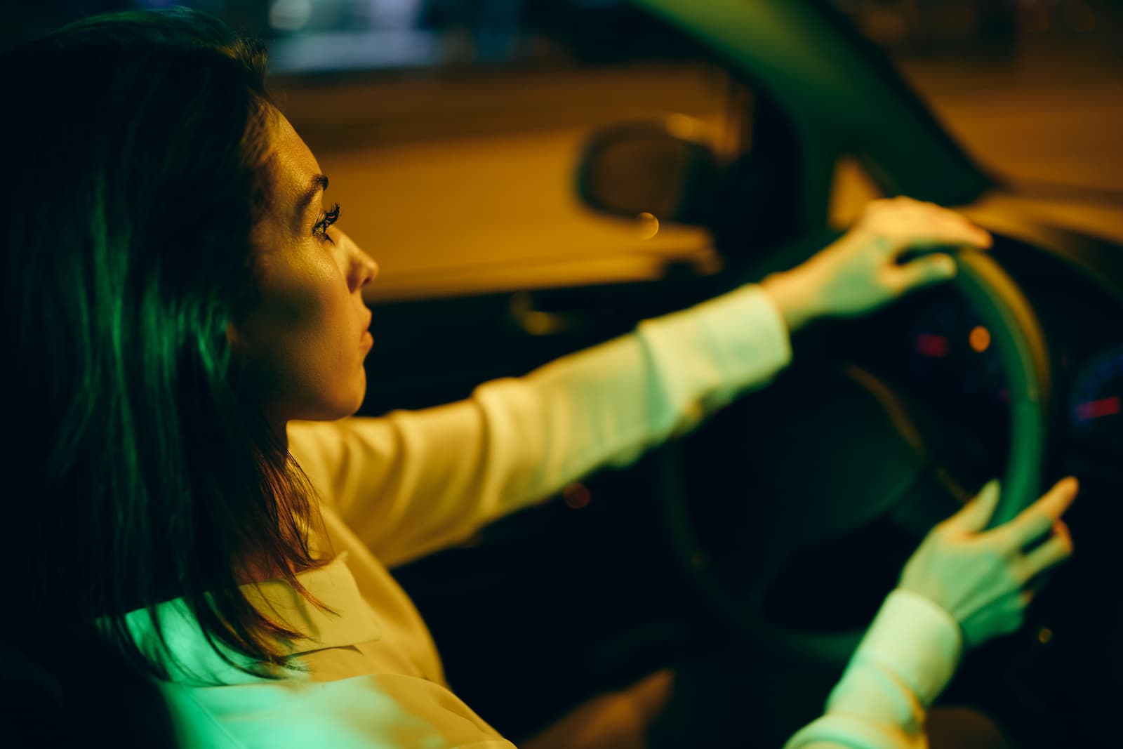 Femme au volant la nuit